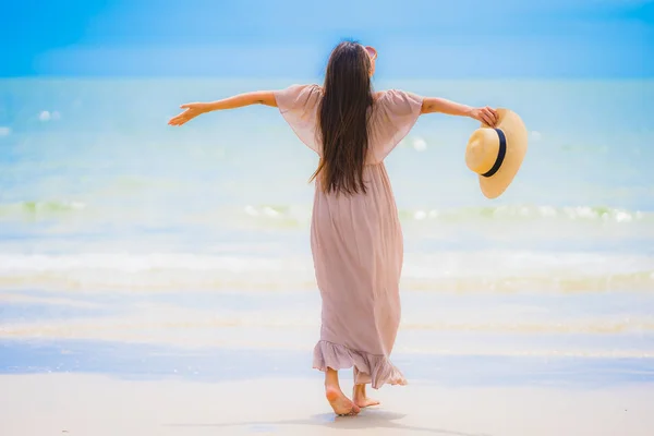 ポートレート美しい若いアジアの女性は レジャー休暇のための熱帯屋外自然ビーチ海で幸せな散歩を笑顔 — ストック写真