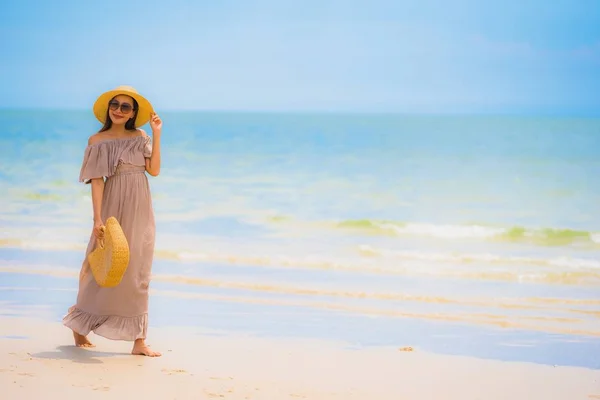 Ritratto Bella Giovane Donna Asiatica Sorriso Felice Passeggiata Sulla Spiaggia — Foto Stock