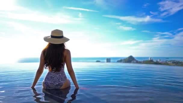 美丽的亚洲年轻女子在游泳池里放松的镜头 — 图库视频影像