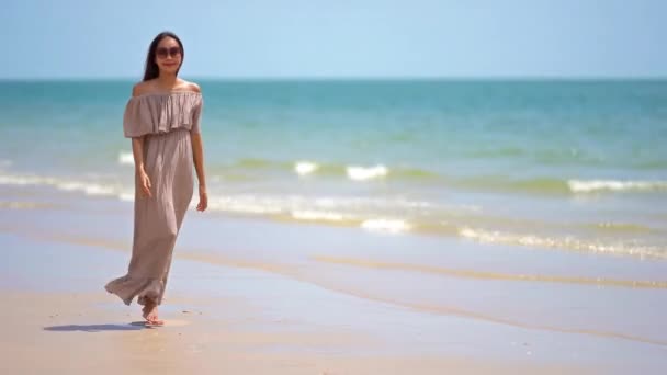 Imagens Bela Mulher Jovem Asiática Praia — Vídeo de Stock