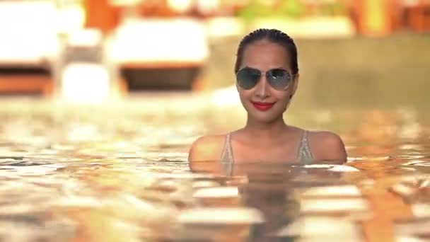 Beeldmateriaal Van Mooi Aziatisch Jong Vrouw Ontspannen Zwembad — Stockvideo