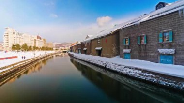 güneşli bir günde kanal ile küçük kasabanın doğal görüntüleri