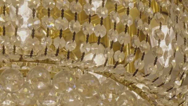Beeldmateriaal Van Mooie Luxe Kristallen Kroonluchter Decoratie Interieur Van Kamer — Stockvideo