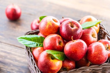 Sepet içinde kırmızı elma