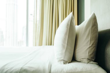 Yatak odasının iç tarafında beyaz yastık var.