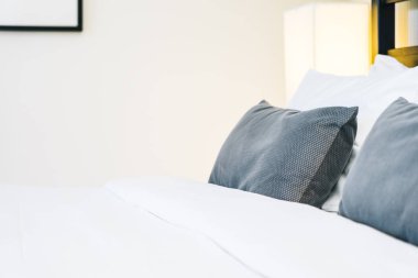 Hafif lamba ile yatakta güzel lüks rahat yastık