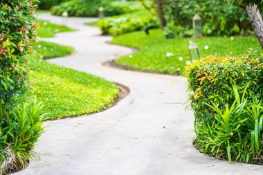 Bahçede patika yürüyüşü