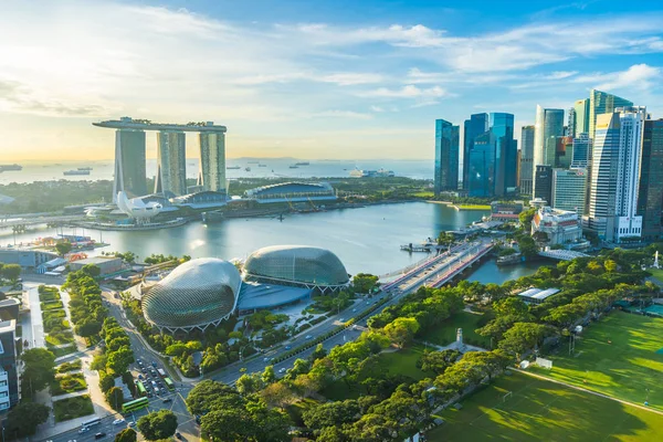 Beau bâtiment d'architecture extérieur paysage urbain à Singapour — Photo