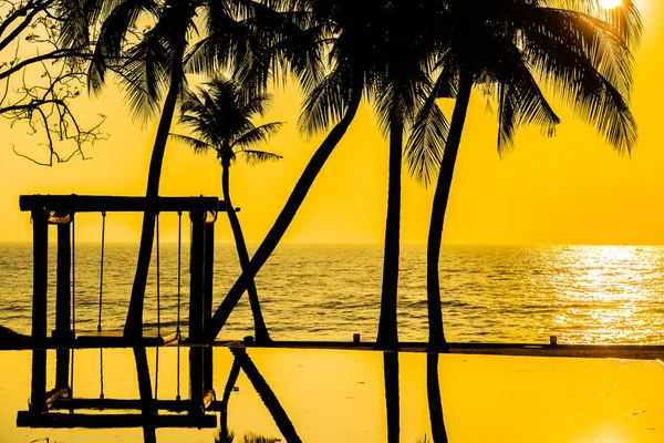 Krásný strom coconut palm silueta na obloze kolem po plavání — Stock fotografie
