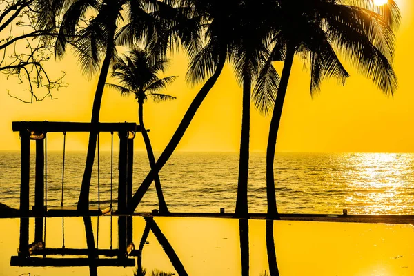 Schöne Silhouette Kokospalme am Himmel rund um Schwimmen po — Stockfoto