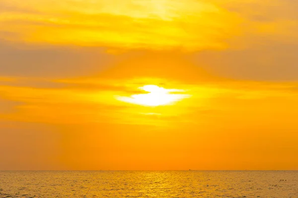 Bela paisagem ao ar livre de mar e praia tropical ao pôr do sol — Fotografia de Stock