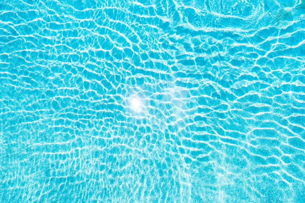 Abstrakte Pool-Wasseroberfläche und Hintergrund mit Sonnenlicht reflektieren — Stockfoto