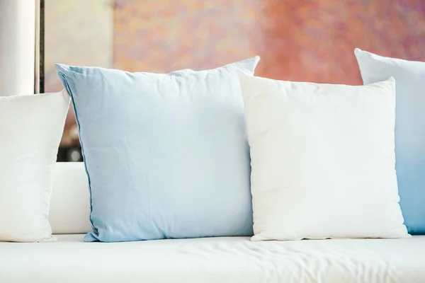 Piękna luksusowa wygodna Poduszka na dekoracji sofy w żywych — Zdjęcie stockowe