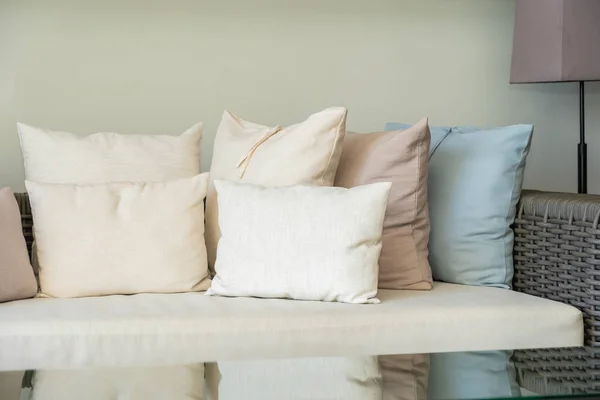 Travesseiro no sofá decoração na sala de estar interior — Fotografia de Stock