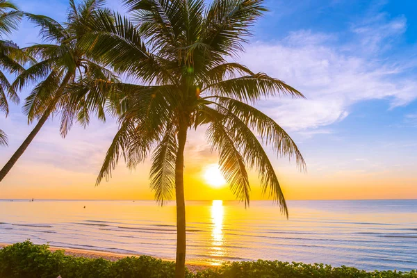 Hermoso paisaje tropical al aire libre de playa de mar océano con coc — Foto de Stock