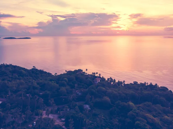 Vista aérea de la hermosa playa tropical y el mar con palmeras y ot — Foto de Stock