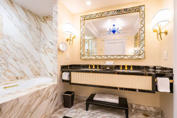 Güzel lüks banyo musluk ve lavabo dekorasyonda — Stok fotoğraf