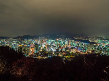 Geceleri Seoul şehir etrafında bina güzel mimari