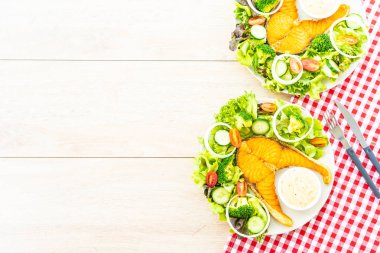 Taze sebze ile ızgara somon eti biftek