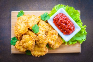 Derin yağda kızartılmış tavuk eti çağrı nugget domates veya ketçap sos ile