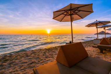 Şemsiye ve sandalye yastık çevresinde bea güzel manzara ile