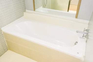 Güzel lüks beyaz küvet banyo dekorasyon iç