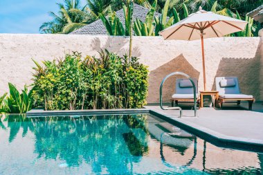 Şemsiye ve sandalye yakın deniz okyanus plaj wi yüzme havuzu etrafında