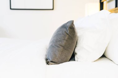 Hafif lamba ile yatakta güzel lüks rahat yastık