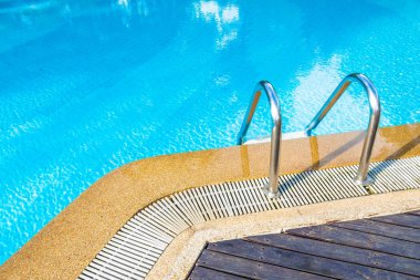 Merdivenli otel beldesinde güzel açık yüzme havuzu