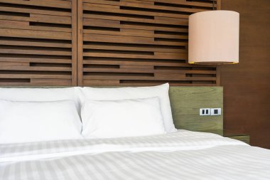 Hafif lamba ile yatakta güzel lüks rahat yastık