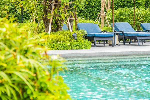 Bella piscina all'aperto in hotel e resort con sedia a rotelle — Foto Stock