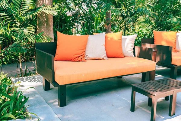 Travesseiro no sofá mobiliário decoração pátio ao ar livre no jardim — Fotografia de Stock