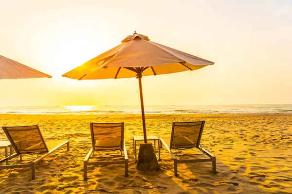 Ombrellone e sedia sul bellissimo paesaggio della spiaggia mare oceano — Foto Stock