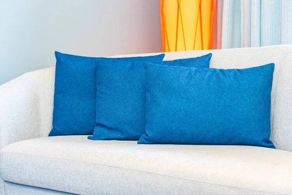 Oturma odasında dekorasyonda kanepe yastık