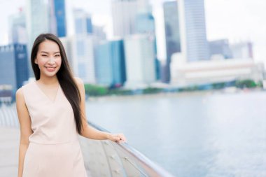 Güzel Asyalı kadın gülümseme ve mutlu Singapur CIT içinde seyahat etmek
