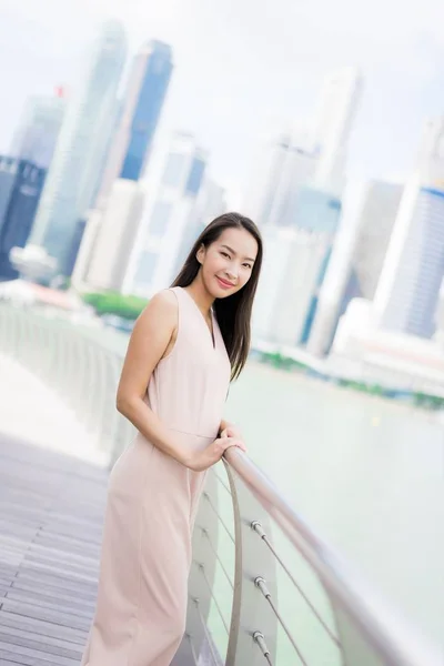 アジアの女性の美しい笑顔とシンガポール cit で旅行する幸せ — ストック写真