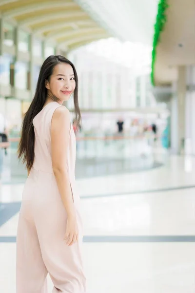 Mooie Aziatische vrouw glimlach en gelukkig in winkelcentrum — Stockfoto