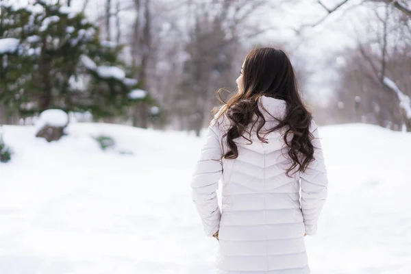 Bela jovem ásia mulher sorrindo feliz para viagem no neve ganhar — Fotografia de Stock