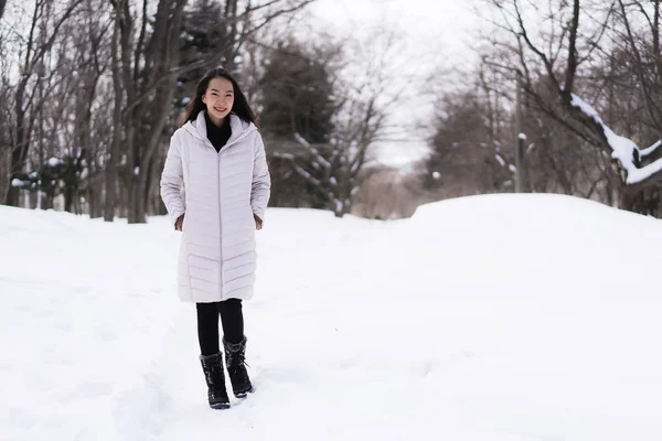 Bela jovem ásia mulher sorrindo feliz para viagem no neve ganhar — Fotografia de Stock