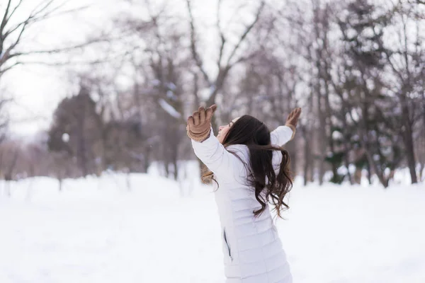 Bela jovem ásia mulher sorrindo feliz para viagem no neve ganhar — Fotografia de Stock