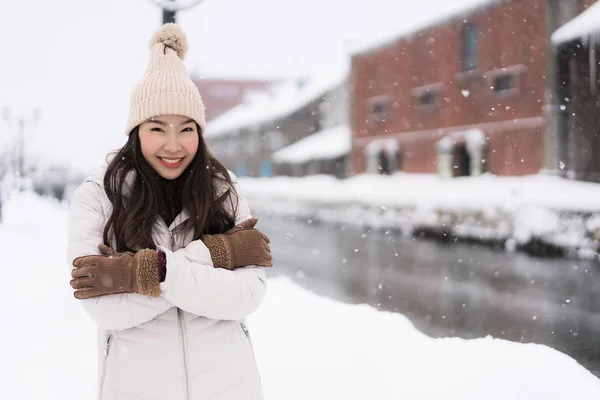 아름 다운 젊은 아시아 여자 미소 여행 여행에 만족 하 고 — 스톡 사진
