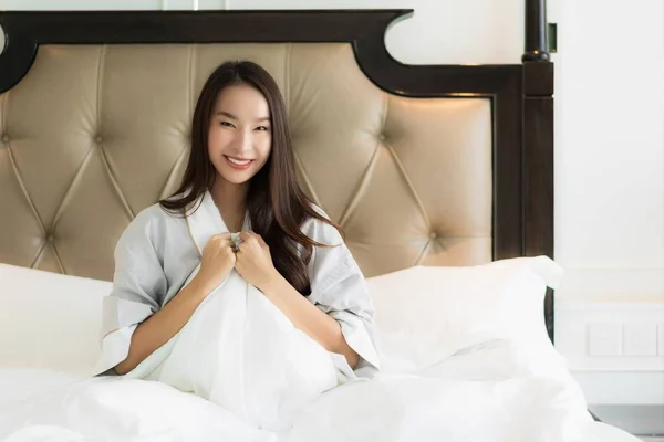 Портрет красива молода азіатська жінка прокидається з щасливим і — стокове фото