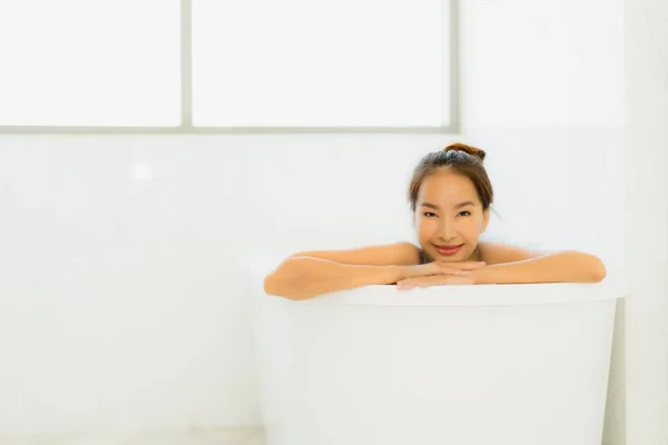 Retrato bonito jovem asiático mulher tomar uma banheira no banheiro — Fotografia de Stock