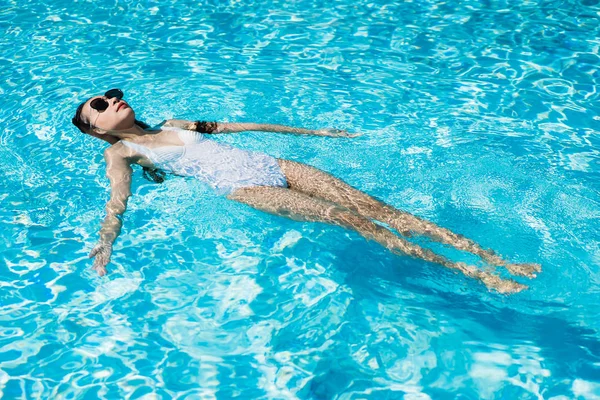 Hermosa joven asiática mujer feliz y sonrisa en la piscina para — Foto de Stock