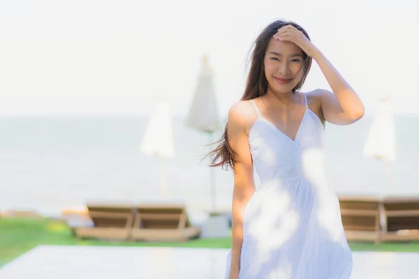 Portre güzel genç Asyalı kadın mutlu gülümseme ve keşfi sakin ol — Stok fotoğraf