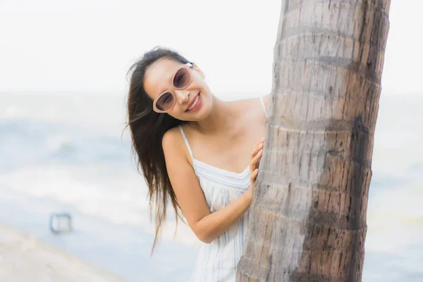 Retrato bonito jovem asiático mulher feliz sorriso relaxar ao redor ne — Fotografia de Stock