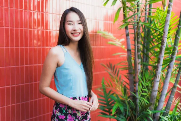 Belle jeune femme asiatique sourire heureux style de vie — Photo
