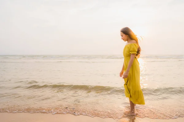 Портрет красивая молодая азиатская женщина ходить по пляжу и морю о — стоковое фото