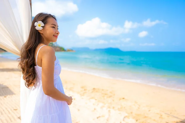 Retrato bonito jovem asiático mulher feliz sorriso lazer no o — Fotografia de Stock