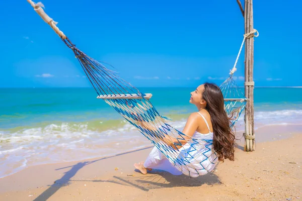 Retrato bonito jovem asiático mulher feliz sorriso lazer no o — Fotografia de Stock